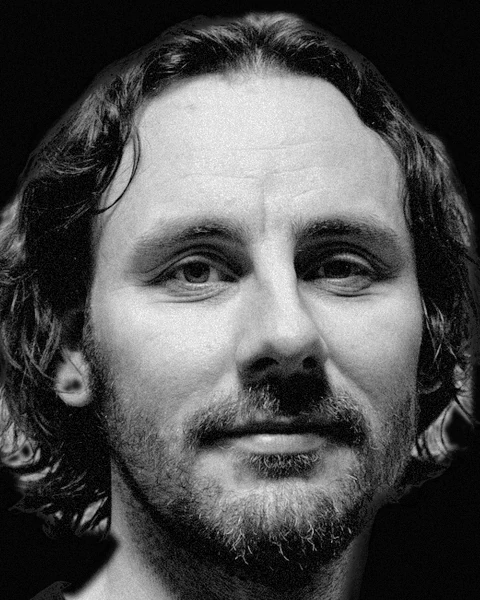 Svartvitt porträtt av David Kumlin