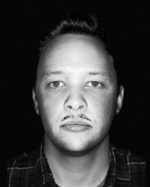 Svartvitt porträtt av Martin Stråhle